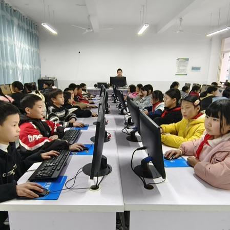 Comment Sun Haiqing, de Jiangsu Jutian, a-t-il permis de renforcer l'éducation dans sa ville natale grâce à des dons d'ordinateurs ?